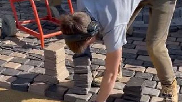 英国庭院透水砖铺设填缝工艺。 #结实耐用 #施工工艺 #实用工具 #高品质 #只做精品