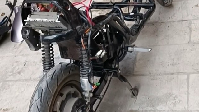 电动车底盘以及蓄电池槽位的养护，把电动车所有装饰护板全部拆下来只剩下电动车金属车架，把底盘以及蓄电池