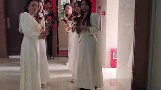 我就听得懂恭喜发财和最后一句，因为和我一样不会说粤语#新婚现场 #工作花絮 #拍摄花絮 #伴娘团嗨起