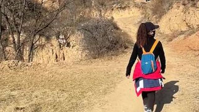 村里的风景，虽平淡，但耐看。也许生活并不便利，却最温暖的治愈。长大后才明白，平凡无奇的小山村里藏着最