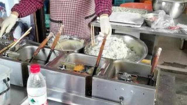 自从召稼楼动迁后，好久没吃他家的草头饼了！今天居然在新场碰到了！一眼就认出了老板娘！立马安排上！味道