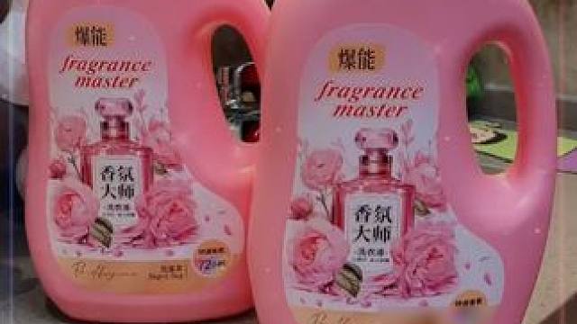 这么一大桶13斤小苏打香氛洗衣液，真的超划算!洗得干净而且还可以持久留香72小时，太实用了! #超便