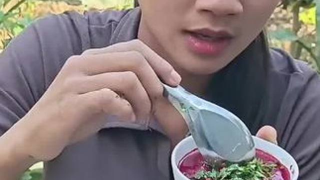 越南女孩吃活血果冻 #我的农村生活 #农村美食记录生活 #大山里的味道 #乡村味道 #田园生活
