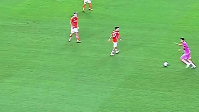 苏亚雷斯跌跌撞撞完成进球，确实抵挡不住岁月