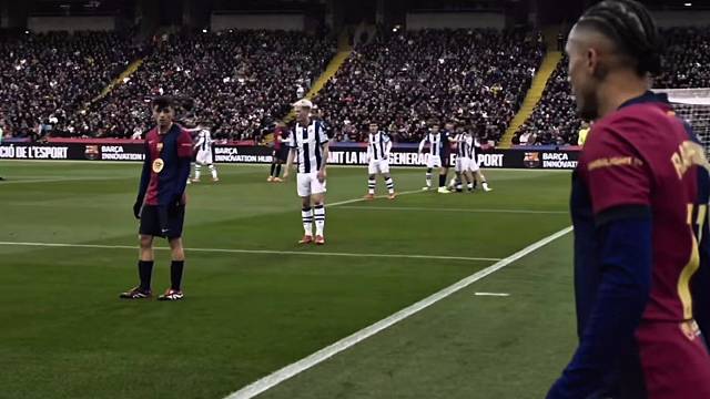 运气来了挡都挡不住，卡萨多一抬腿就完成了折射进球