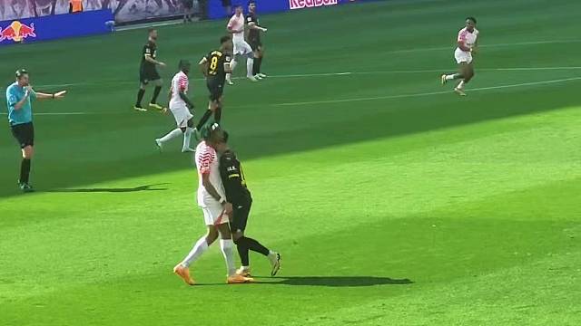 桑乔和对手头碰头斗心眼，对手顺势倒地造犯规