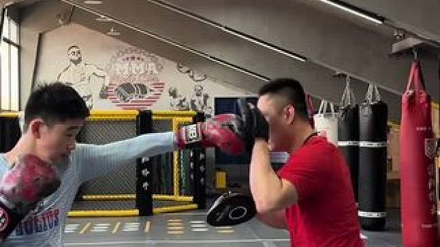 谁说打拳不长个的#自由搏击 #格斗 #日常训练 #每个动作都是用汗水换来的 #努力的样子 
秋裤男孩