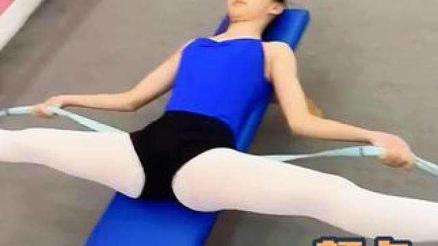 用弹力带辅助拉伸一字马 #爱舞蹈的小仙女 #舞蹈生的日常 #一字马挑战