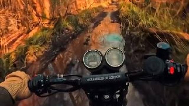 男人的快乐就是玩泥巴，伦敦郊外
#凯旋攀爬者900 #攀爬摩托 #复古机车 #每个男人都有一个机车梦