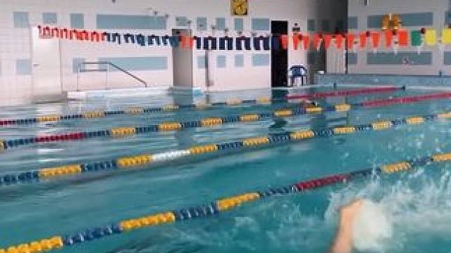 自由泳打腿初学者容易犯的错误❌膝盖弯曲打腿太高！ 蛙泳时腿部动作技巧‍♂️ 
正确的腿部工作对于保持