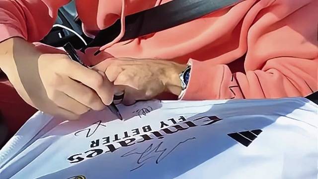 皇马硬汉阿森西奥停车和粉丝签名合影