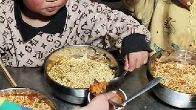 今天吃泡面加萝卜干，孩子们挺喜欢吃的。 #内容启发搜索