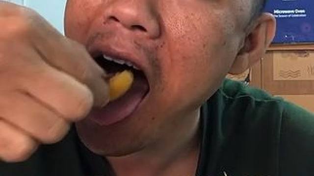 臭鱼汁拌黄杏 #美食 #泰国美食 #户外美食 #内容启发搜索