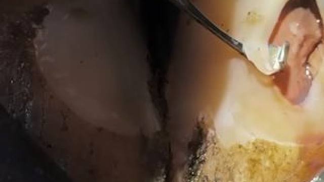 表面完好的牛蹄居然隐藏了一个巨大空洞#解压 #修牛蹄