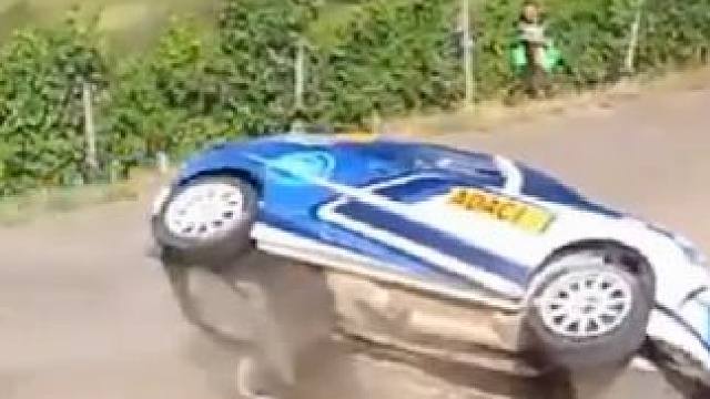 这个上坡回头弯暗藏玄机，让不少车手都犯了难，1、2组的水平在此刻高低立现。#wrc拉力赛 #漂移