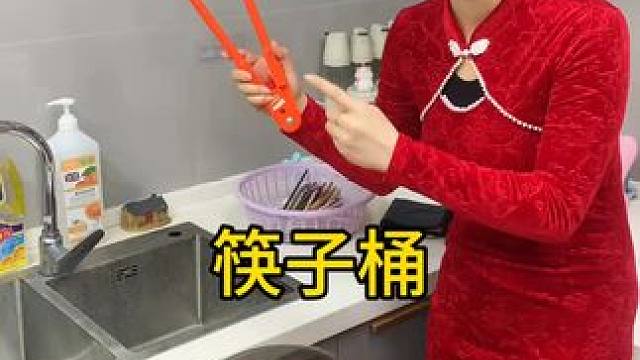 筷子筒 这款#壁挂筷子筒 带盖子的设计，防尘防灰，还能收纳勺子和一些小工具，干净整洁不占地方#收纳整