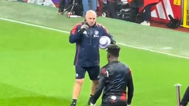 奥纳纳到底是在训练 还是在求雨。 #足球