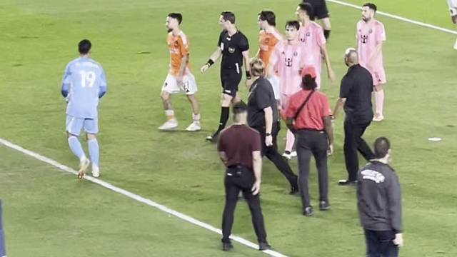 比赛结束后迈阿密弗雷吃到红牌，阿尔巴上去理论被警告