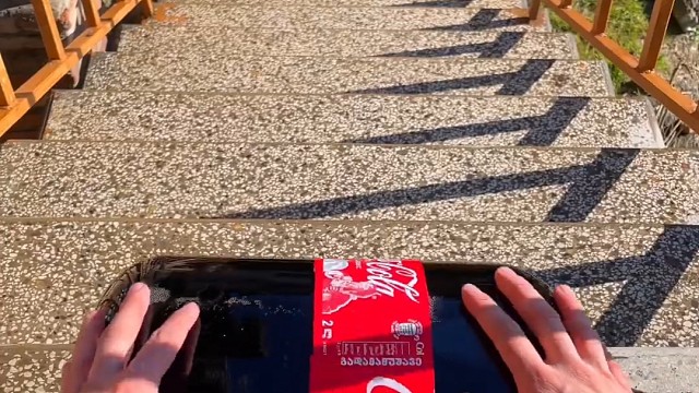 楼梯滚瓶子爆破解压时刻