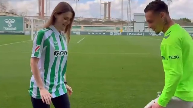 现场展示招牌动作 冥想庆祝