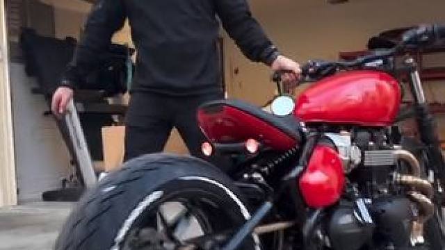 红色的bobber- TH 
#凯旋摩托 #凯旋bobber #bobber #巡航 #每个男人都有