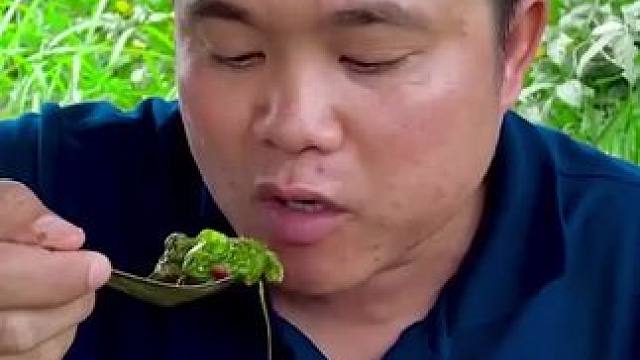 小米椒️浒苔凉拌小田螺 #泰国主播吃美食视频 #泰国有哪些神奇美食 #泰国大叔#内容