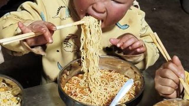 小双三岁半了还不会使筷子。 #内容启发搜索