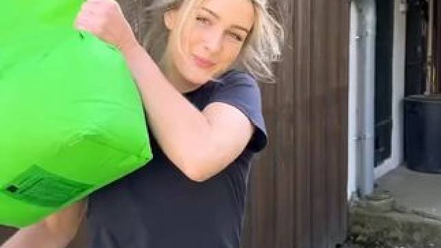 德国乡村粮食收割，女性机械设备操作员。#大型机械 #分享异国风情 #德国 #机械设备 #女强人