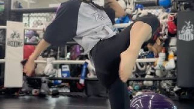 泰拳顶膝练习 #泰拳#顶膝 三个不同位置的顶膝练习