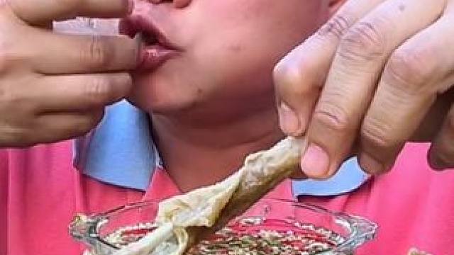 剁椒️酱汁泰式炖鸡 #泰国主播吃美食视频 #泰国有哪些神奇美食 #泰国大叔#内容启发