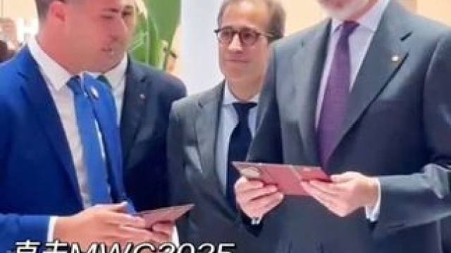 西班牙国王把玩华为三折叠屏 #MWC2025 巴展开幕第一天，西班牙国王来了，去了华为展台，玩起了三