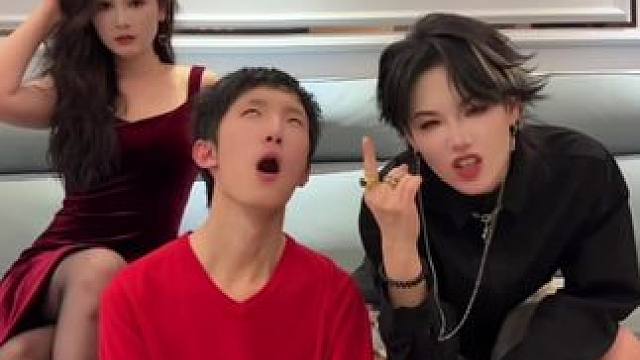 暗黑曲风是夜七  一动不动是小利… 