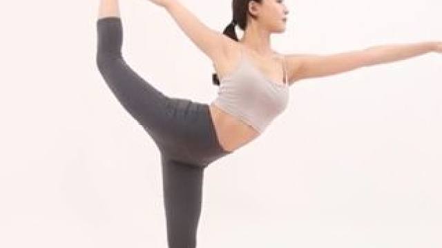 零基础学瑜伽：舞王式动作演示 今天分享的动作式舞王式的动作演示，喜欢的小伙伴可以跟着演示练习，之后会