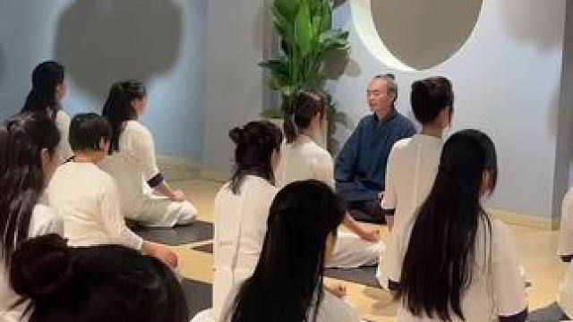 【菩提瑜伽课堂】
一个追求心灵平静的人，向来不会为得到什么而欣喜若狂，也不会为失去什么而忧虑。很多时