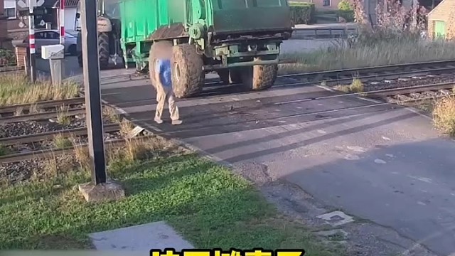 往后倒车，能不能给顶出去？