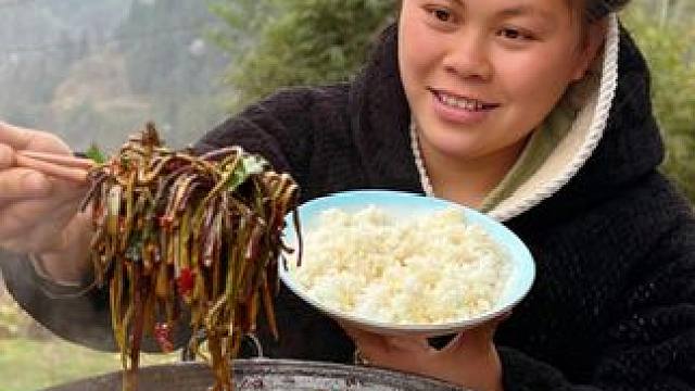 今天做一锅美味的蒜苗炒蕨菜吃过瘾 #美食 #农村生活 #美食分享 #蕨菜