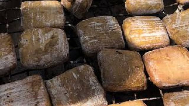 这才是小时候的照片味道#贵州特色美食 #臭豆腐 #灵魂蘸料 #生活的烟火气息 #家乡的味道