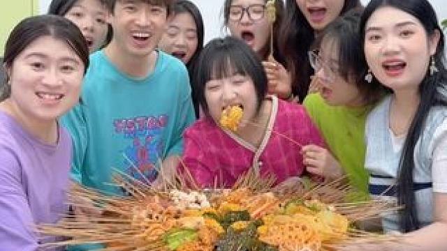 猫砂摸金游戏，哈哈太刺激了吧 #真会玩系列 #办公室游戏 #意想不到的结局 #盲选