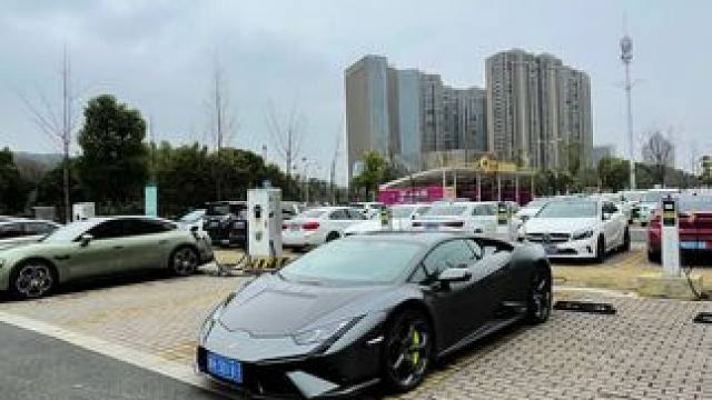 在江山偶遇一台小姐姐开兰博基尼小牛，都开小牛了，小姐姐没有什么烦恼了吧#兰博基尼小牛 #超跑 #do