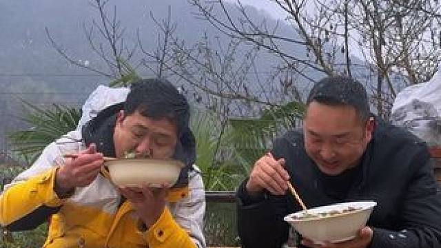 下雪了，辣椒炒肉哥俩一人一大碗，干撑了！ #农村美食 #新农人计划2025 #干饭人