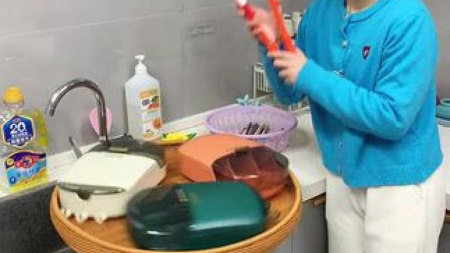 壁挂筷子筒 这款#壁挂筷子筒 带盖子的设计，防尘防灰，还能收纳勺子和一些小工具，干净整洁不占地方#收