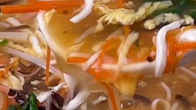 在家也能做出味道好喝的酸辣汤，做法特别简单，越喝越想喝 