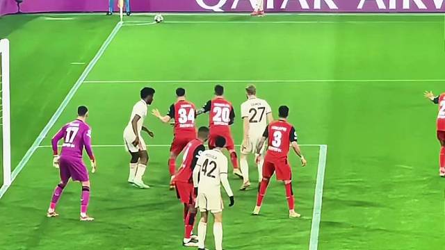 现场实拍穆西亚拉头球击中横梁，就差一点点