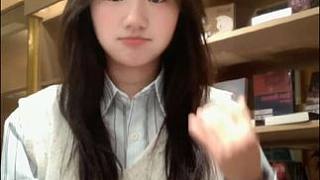 即使是在上班的時(shí)候 我也會(huì)提前起床 給自己畫(huà)漂亮的妝 穿漂亮的衣服 我會(huì)花好多時(shí)間打扮自己 我不會(huì)抱