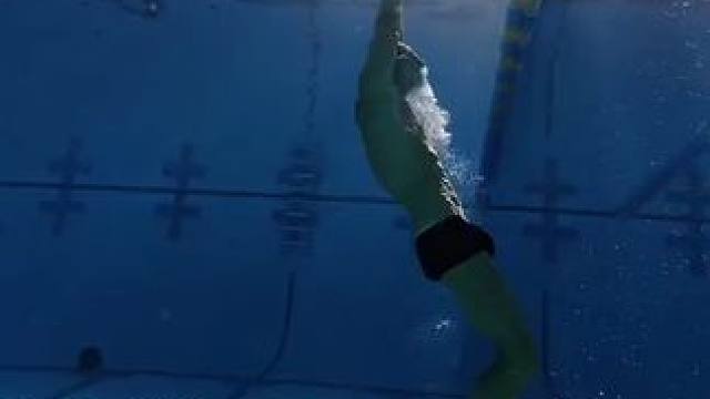 垂直游泳出发训练‍♀️感受一下深水区的压迫感 #游泳打卡 #游泳技巧 #游泳我是认真的 #跳发 #水