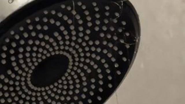 花洒里还能有头发！！？谁来管管呢！#酒店卫生 #酒店 #消费者 #315