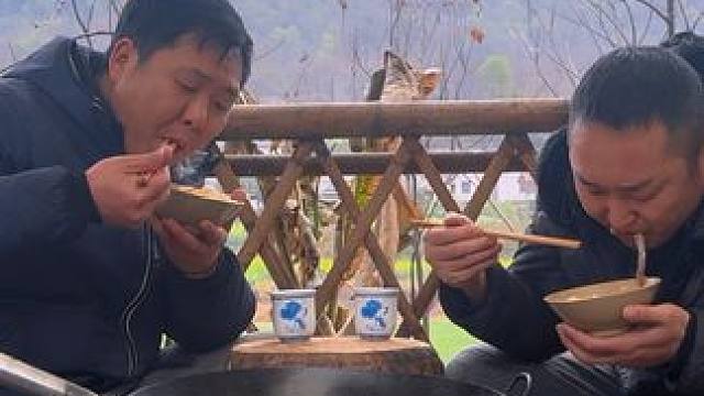 下雨天，吃泥鳅炖老盐菜，入口即化，下酒下饭都很爽！ #农村美食 #记录真实生活 #人间烟火 #新农人