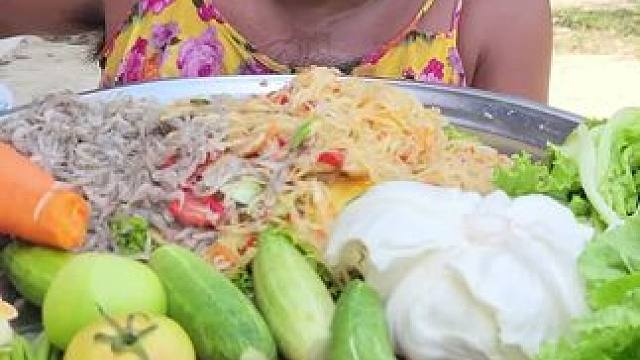 东南亚大叔吃辣椒 #我的农村生活 #东南亚美食 #农村美食记录生活 #粗茶淡饭吃起香农村生活 #我的