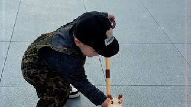 爸爸买的推推乐泡泡机太好玩了，边推边出泡泡，宝宝走到哪推到哪，还能锻炼平衡感！# 自己玩的不亦乐乎 