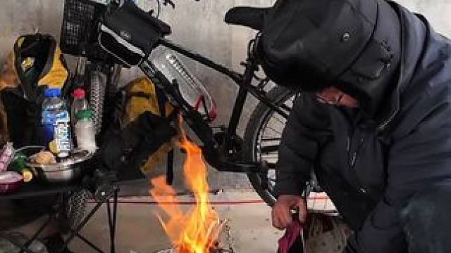 骑行西藏，户外遇刮风天没找到废弃房，只好在高速路桥下过夜生火 #骑行 #骑行vlog #户外 #让骑